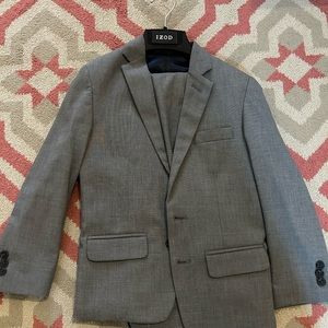 Gray Izod boys suit EUC